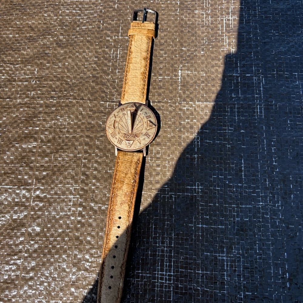Fossil Sun Dial Vintage Men’s Watch With Brown Leather Strap.
